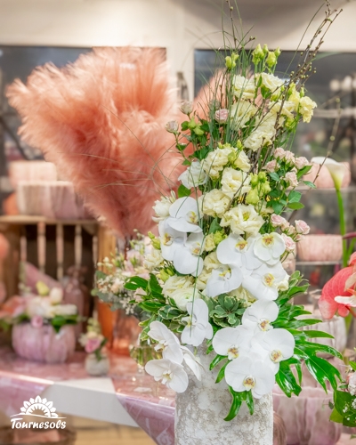 Centre de table floral Tournesols aux orchidées blanches, présenté au salon du mariage de Charleroi 2026
